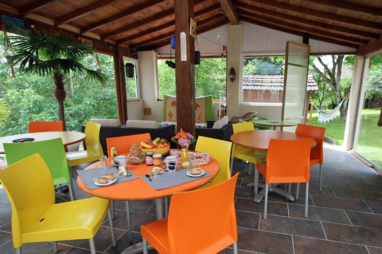 Chambres d'hôtes ô champ communal à Saint Pardoux Le Lac en Haute-Vienne - la véranda _4