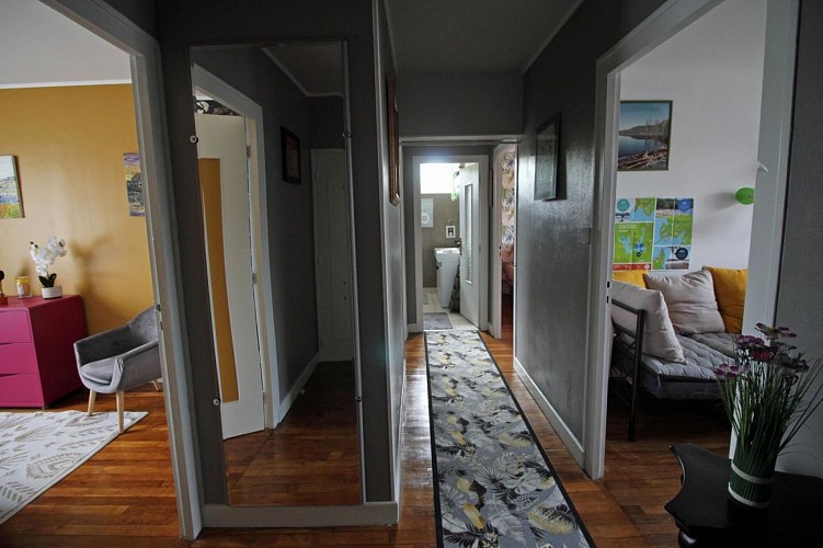 Chambres d'hôtes ô champ communal à Saint Pardoux Le Lac en Haute-Vienne - le couloir qui dessert salon et chambres de l'appartement privé_6