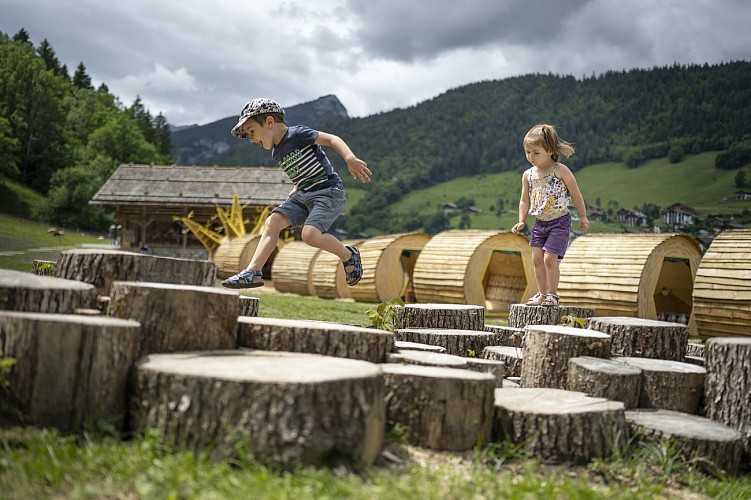 La Source, ein Spielpark und eine Erkundung der Alpe