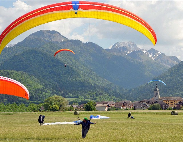 Paragliding landing - Doussard