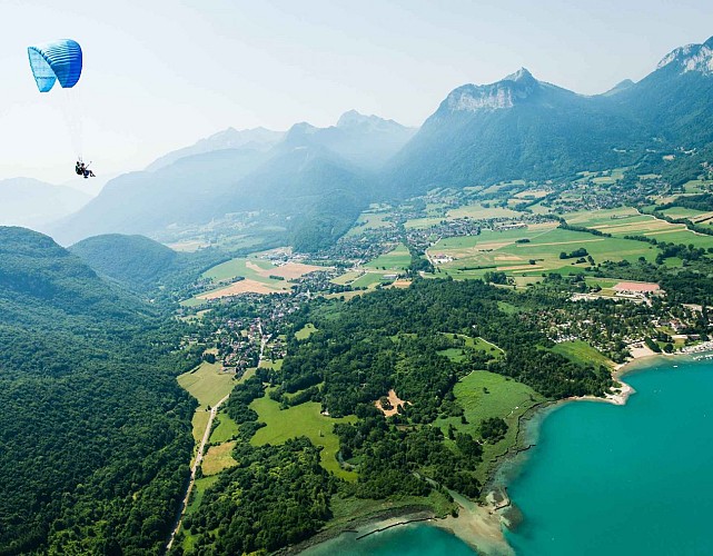 Paragliding landing - Doussard