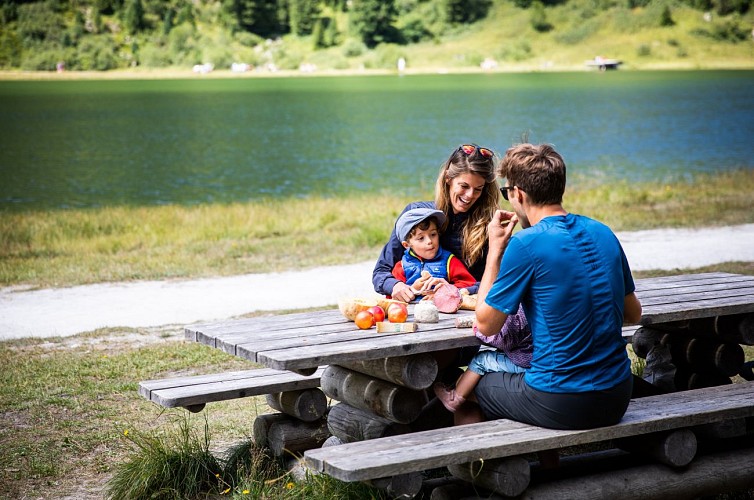 Picnic areas around the Lac de Tueda