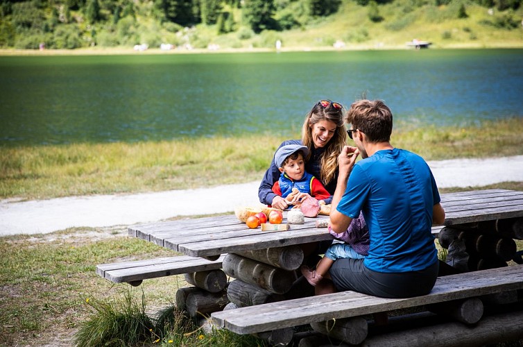 Zonas de picnic alrededor del lago de Tueda