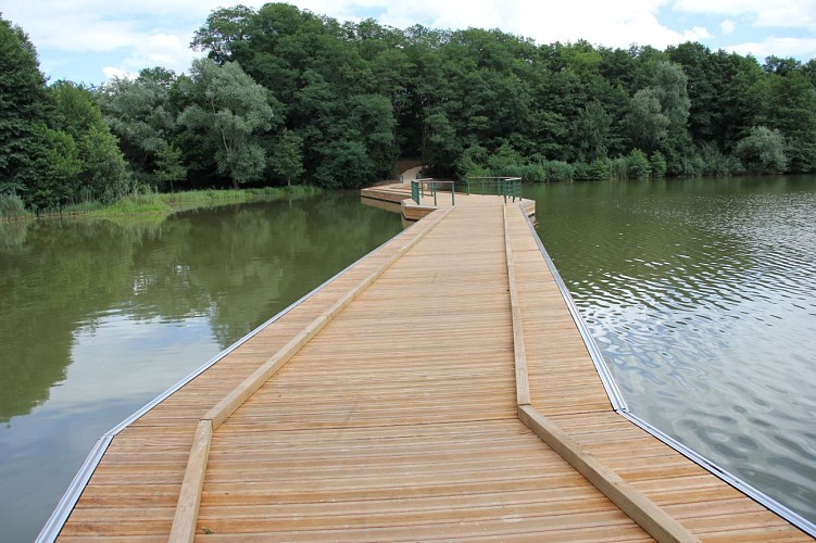 Floating footbridge of the Grange du Pin