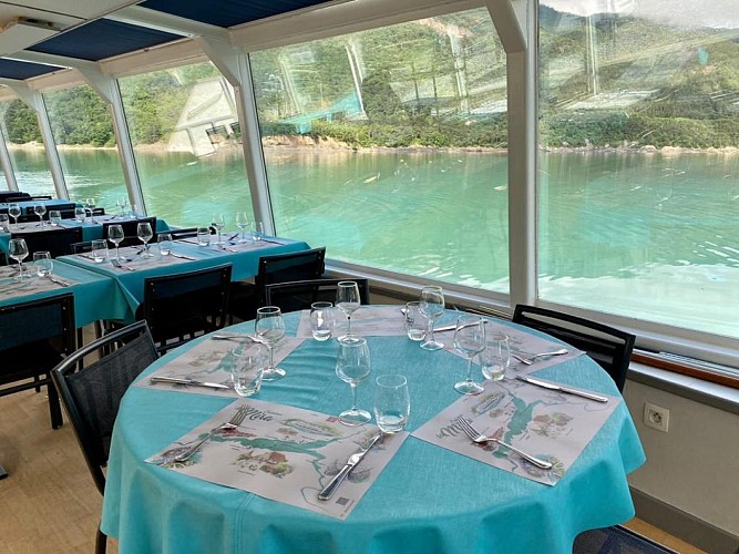 Croisières déjeuner et dîner sur le bateau La MIRA