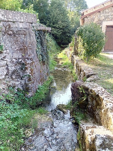 Sentier pédestre de "Vareilles au Lac Bleu : le long du Gardon"