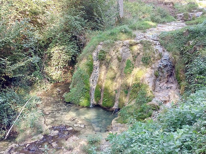 Sentier pédestre de "Vareilles au Lac Bleu : le long du Gardon"