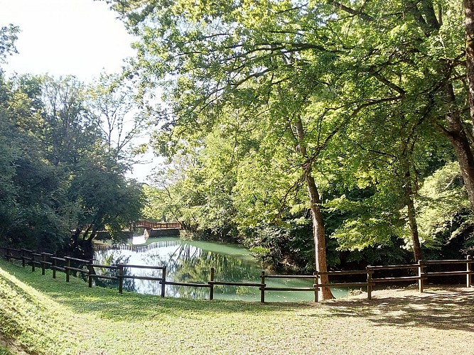 Sentier pédestre de "Vareilles au Lac Bleu : le long du Gardon"