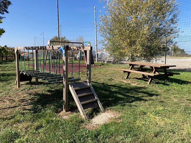 Aire de jeux du stade - Néronde