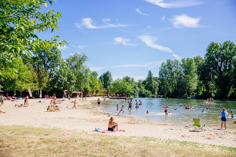 Picnic area in the border of the river Dronne - Aubeterre sur Dronne