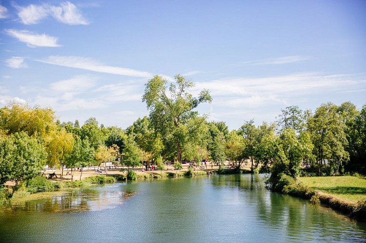 Picnic area in the border of the river Dronne - Aubeterre sur Dronne