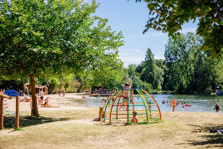 Picnic area in the border of the river Dronne - Aubeterre sur Dronne