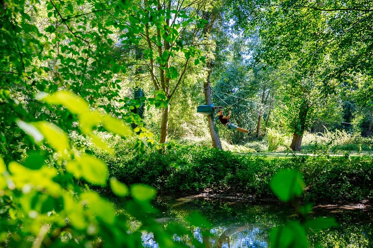 Picnic area in the border of the river Dronne - Aubeterre sur Dronne