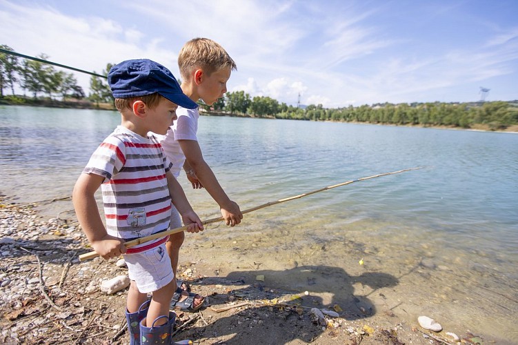 Mooie visplekjes Meer van Romagnieu : verkoop van visvergunningen