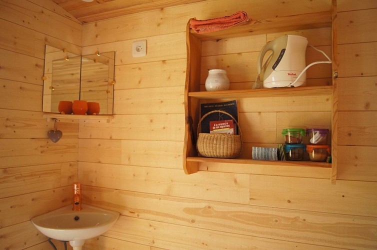 Une roulotte dans les vignes