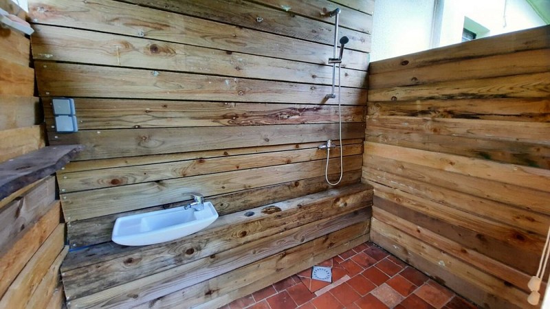 Une roulotte dans les vignes