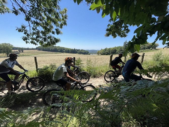 Profitez de magnifiques balades VTT entre amis.