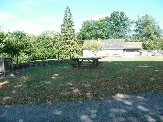 LUPERSAY_table pique-nique située place des tilleuls, proche de la salle polyvalente et de la mairie