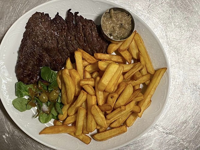 le Magnachon bifteck frites sauce poivre