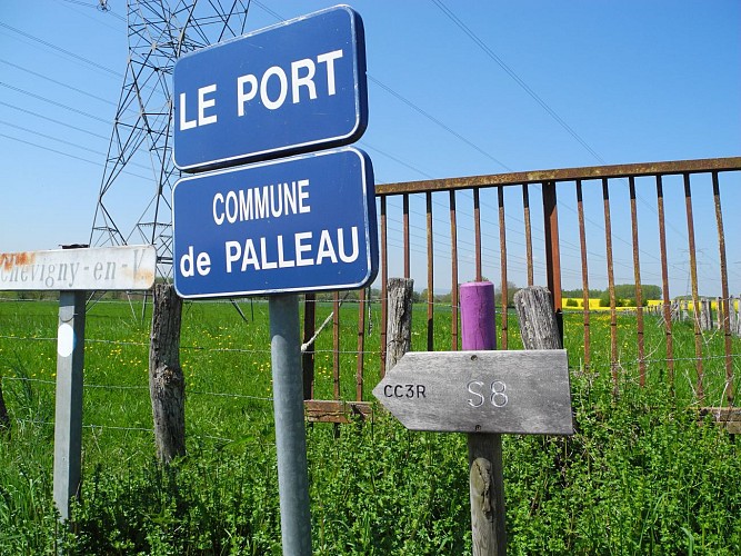 À la sortie du village, prendre la route à gauche en direction du Port. 