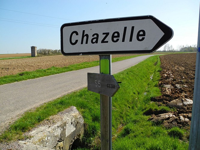 À l'intersection suivante, prenez la direction du hameau de Chazelle et le traverser. 
