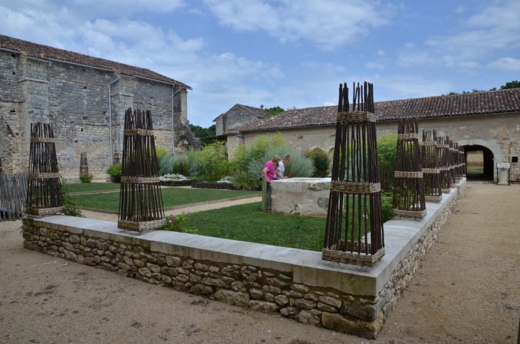 archigny-abbaye-etoile2