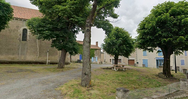 Aire de pique-nique - Église de Moulismes