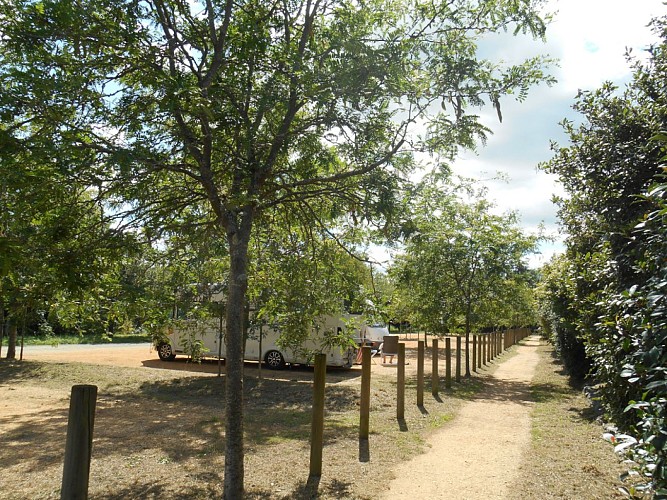 AIRE DE STATIONNEMENT ET DE SERVICES