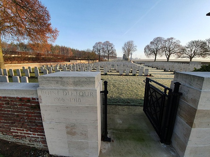 Mémorial à la 9ème Division écossaise et Point du Jour Cemetery