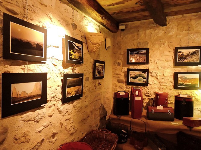 Salle d'exposition du Caveau Bugiste