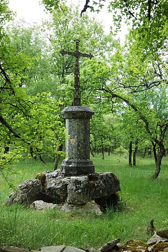 Croix sur dolmen