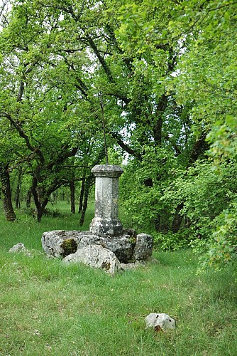 Croix sur dolmen