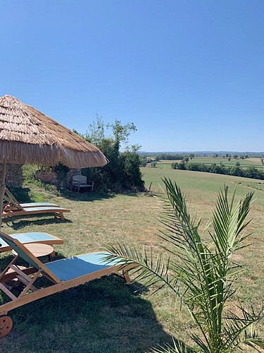 Le glamping à petite échelle avec des vues imprenables et des équipements de luxe.