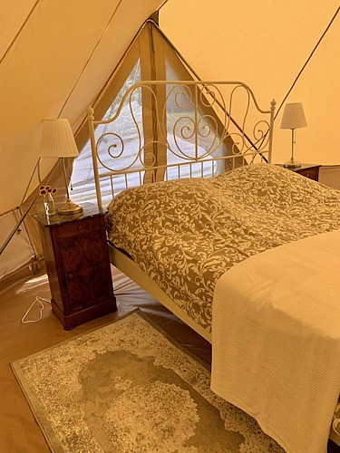 Le glamping à petite échelle avec des vues imprenables et des équipements de luxe.