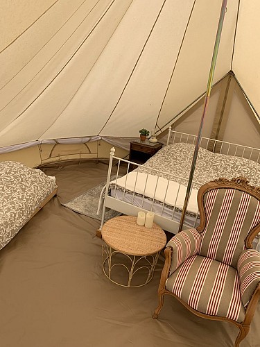 Le glamping à petite échelle avec des vues imprenables et des équipements de luxe.