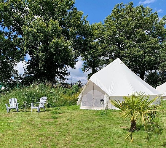 Le glamping à petite échelle avec des vues imprenables et des équipements de luxe.