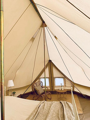 Le glamping à petite échelle avec des vues imprenables et des équipements de luxe.