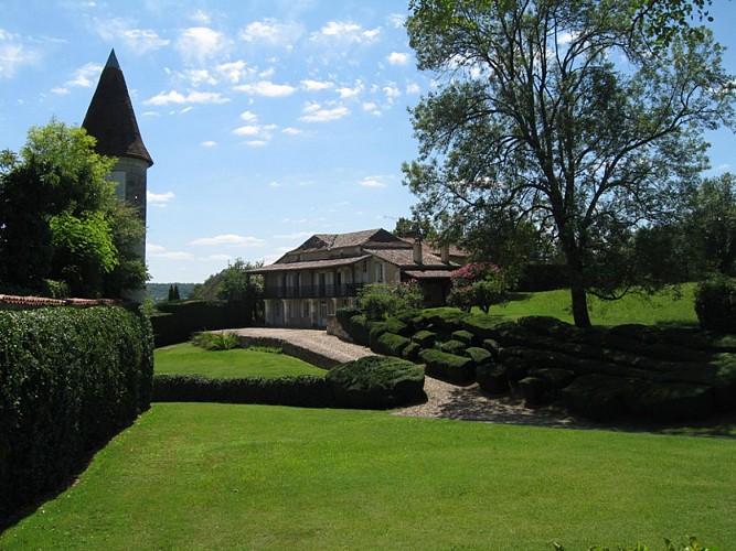 jardin-du-chateau-de-Mauriac-DOUZILLAC-2
