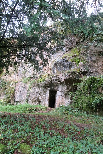 la grotte de l'église (2)