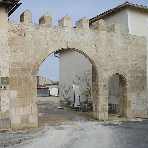 La porte Saint-Jacques de Brioux-sur-Boutonne