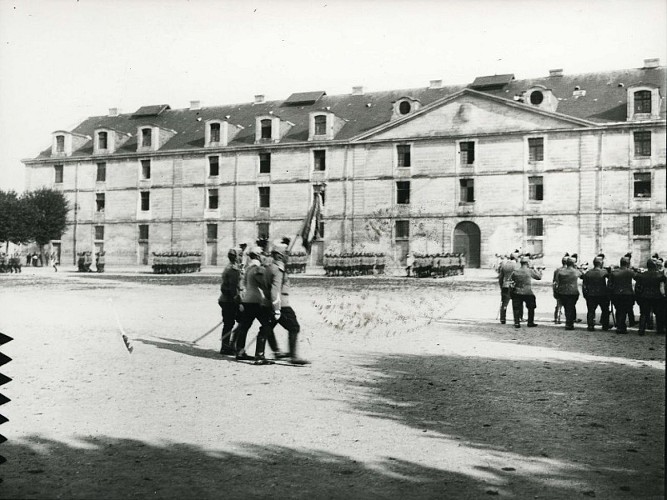 Facade du bâtiment principal de la caserne vue de la place Chanzy