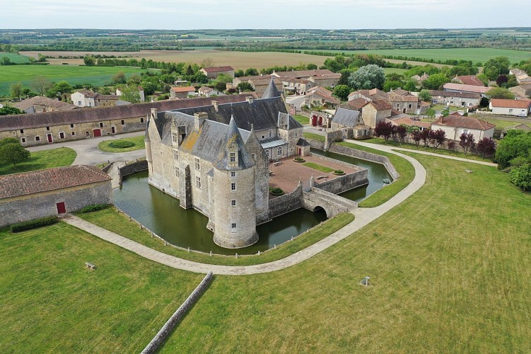 Visite des extérieurs et de la chapelle du château de Saveilles