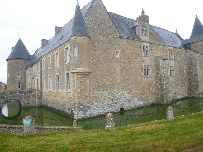 Visite des extérieurs et de la chapelle du château de Saveilles