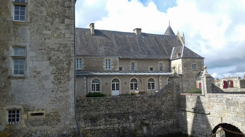 Visite des extérieurs et de la chapelle du château de Saveilles