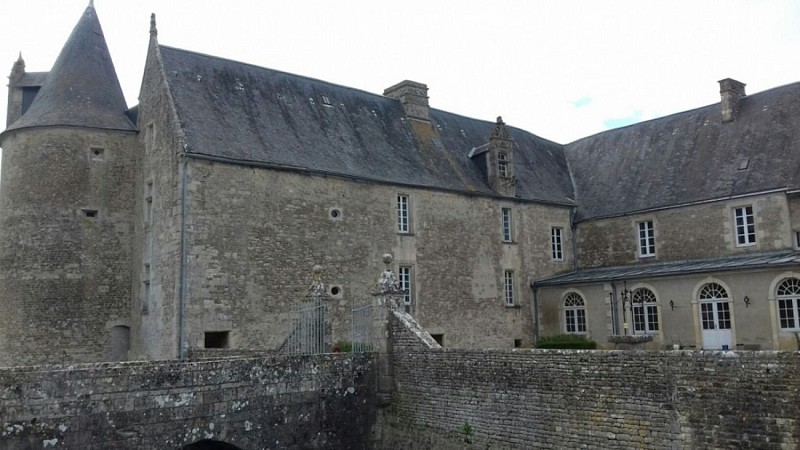 Visite des extérieurs et de la chapelle du château de Saveilles