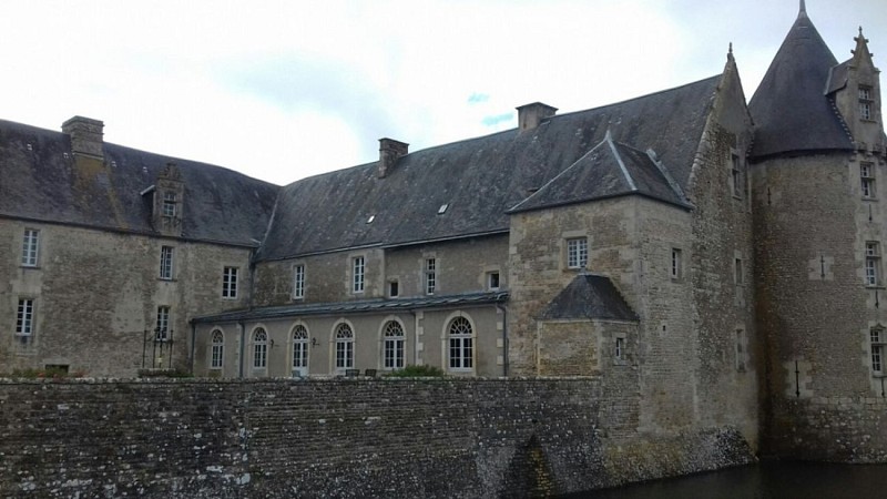 Visite des extérieurs et de la chapelle du château de Saveilles