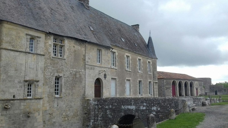 Visite des extérieurs et de la chapelle du château de Saveilles