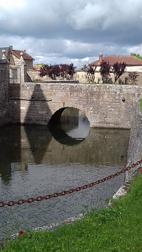 Visite des extérieurs et de la chapelle du château de Saveilles