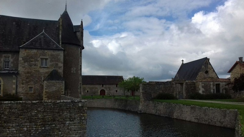 Visite des extérieurs et de la chapelle du château de Saveilles