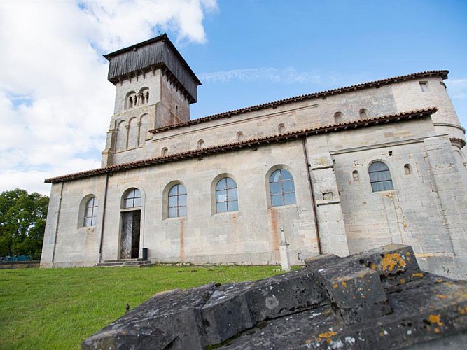 EGLISE ROMANE FORTIFIÉE